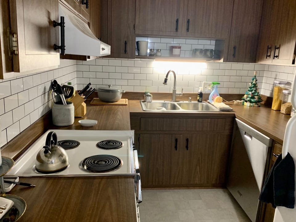 Kitchen w/ everything needed for those romantic dinners in.. an ambunance awaits