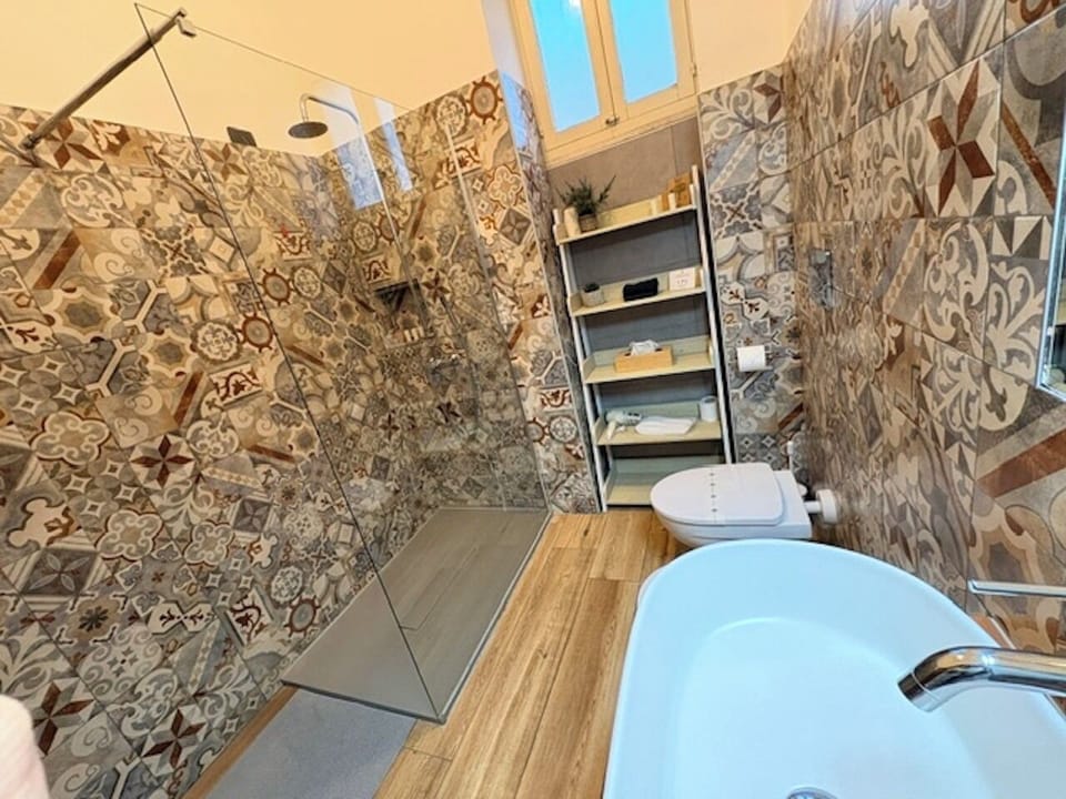 Superior Triple Room | Bathroom | Rainfall showerhead, free toiletries, hair dryer, slippers