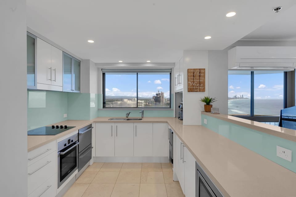 Huge kitchen, full fridge, bar fridge, coffee machine, high end appliances