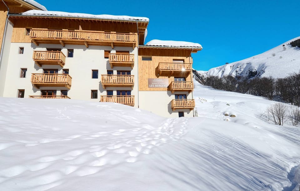 Situated at the foot of the Croix de Far and the Glacier de l'Etendard mountain passes, this is the ideal setting for your next ski holiday