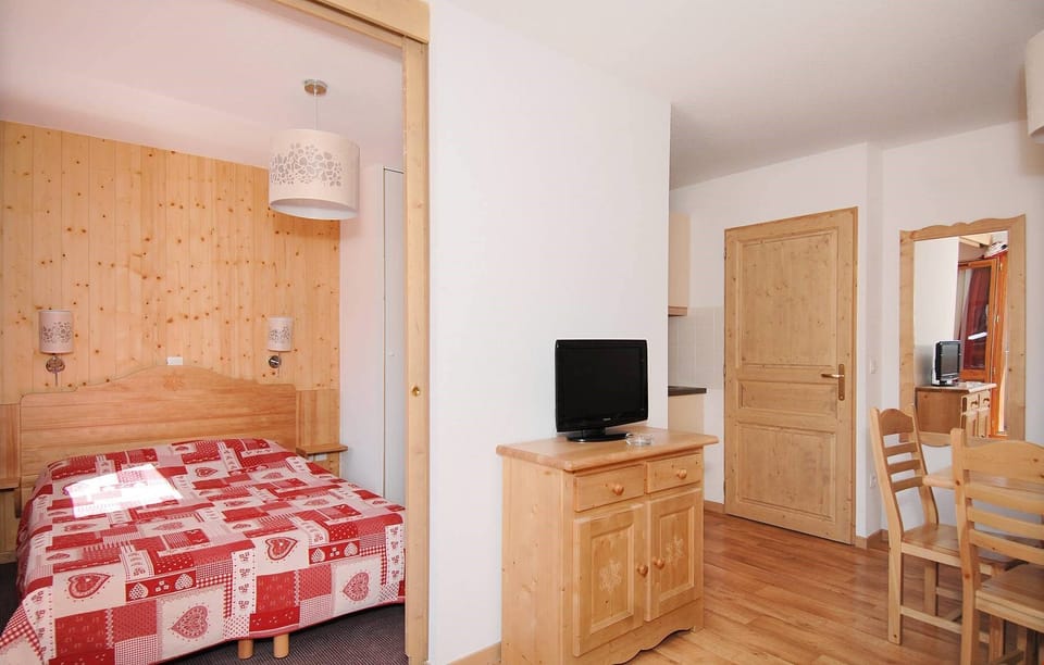 There will be a bedroom with 2 Single beds, a bedroom with a Double bed and an Alcove with Bunks.
