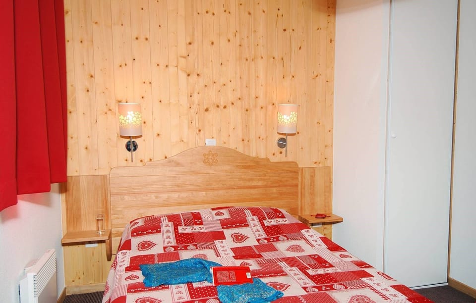 There will be a bedroom with Bunks and a bedroom with a Double bed.