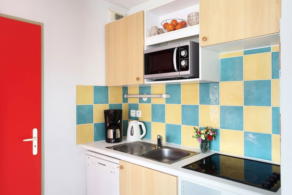Whip up a quick snack in the kitchenette.