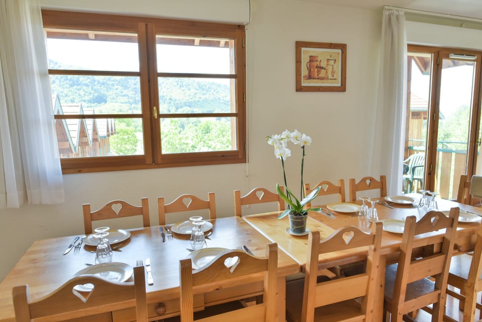 There’s room for everyone at the dining table.