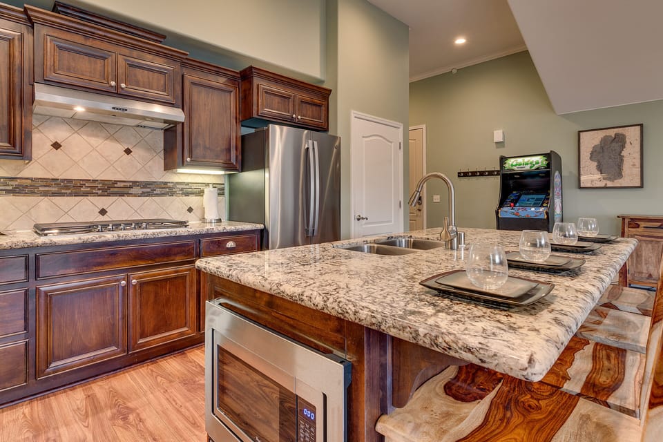 - Modern kitchen with granite countertops  
- Stainless steel appliances and island seating  
- Fully equipped vacation rental kitchen