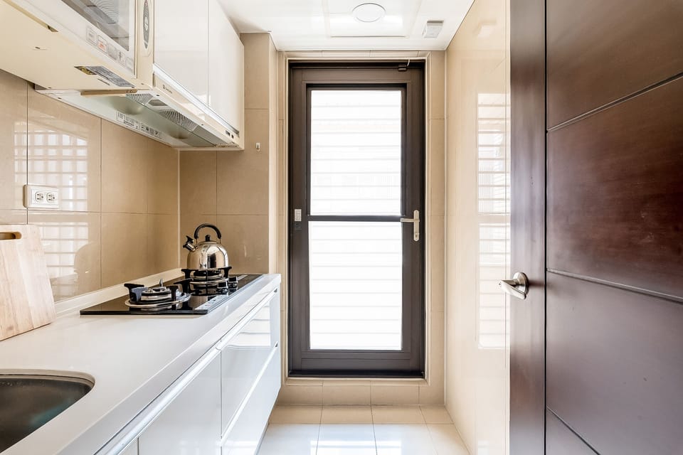 Fully Equipped Kitchen w/ Cooking & Dining Essentials