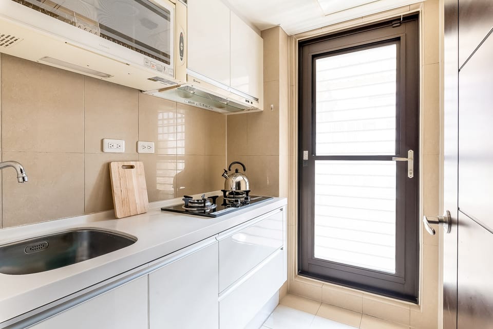 Fully Equipped Kitchen w/ Cooking & Dining Essentials