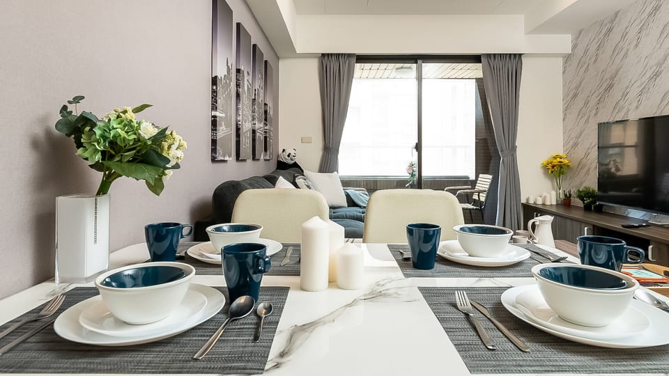 Bright Living Room: 
• 55" Smart TV 
• Outdoor Area
• Open Space w/ Dining Area