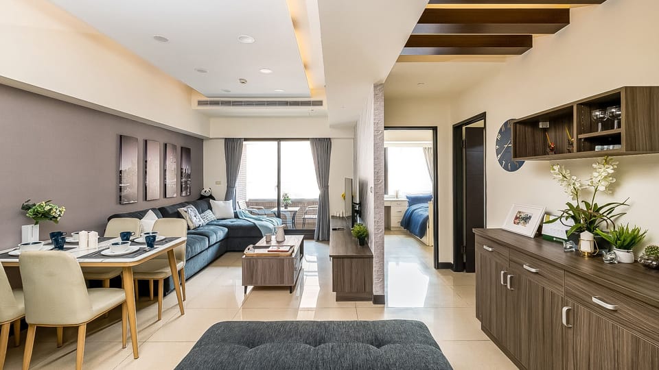 Bright Living Room: 
• 55" Smart TV 
• Outdoor Area
• Open Space w/ Dining Area