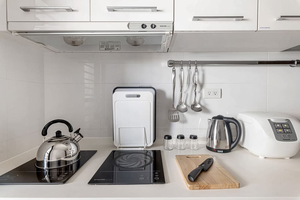 Fully Equipped Kitchen w/ Cooking & Dining Essentials