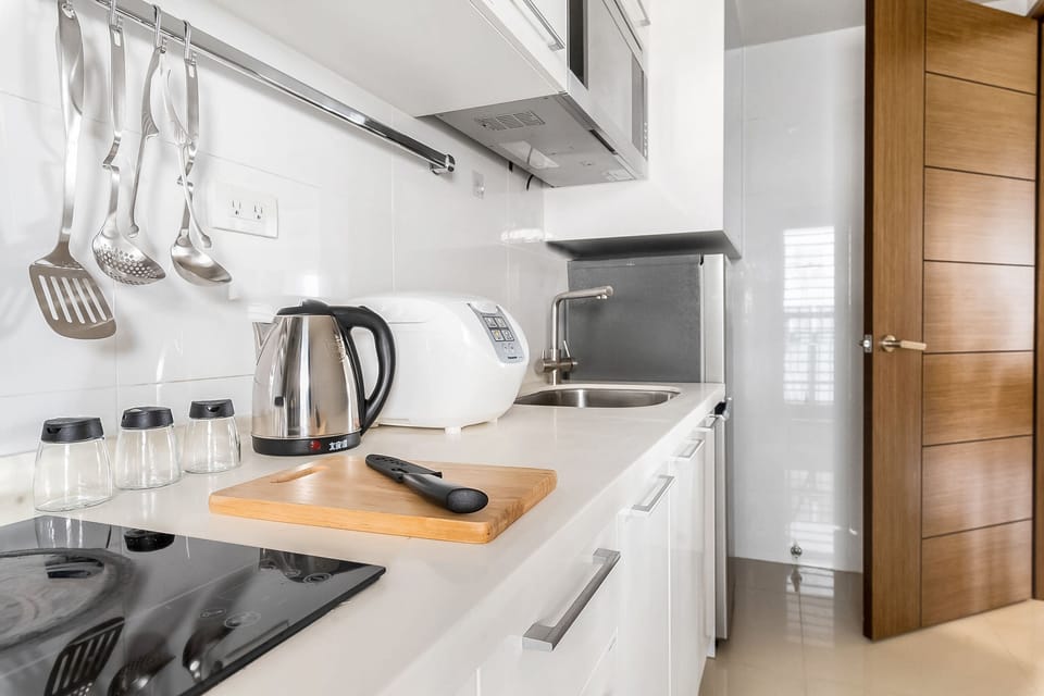 Fully Equipped Kitchen w/ Cooking & Dining Essentials