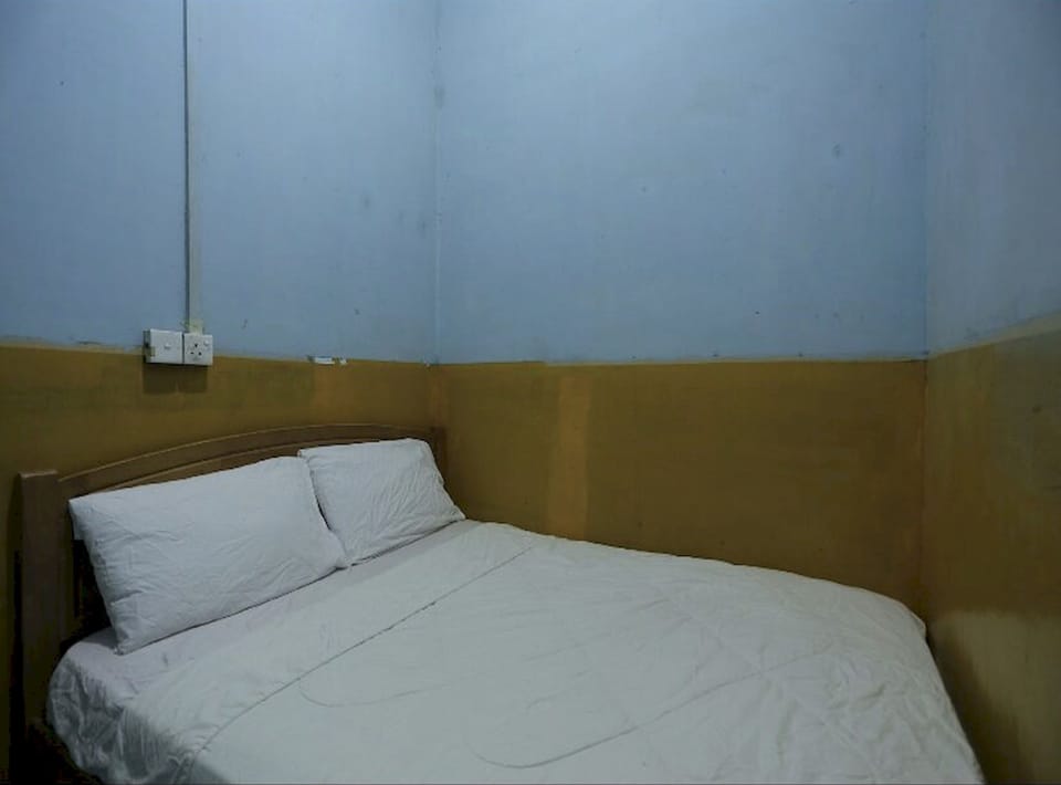 Basic Double Room | Laptop workspace, WiFi (free), bed sheets