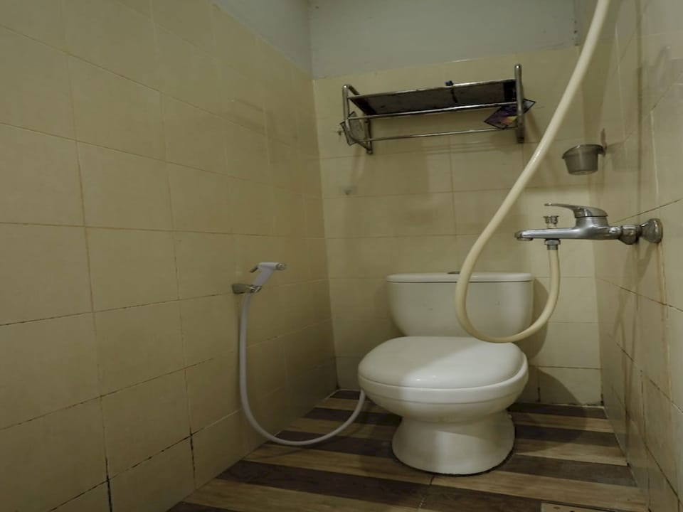 Basic Double Room | Bathroom | Shower, towels