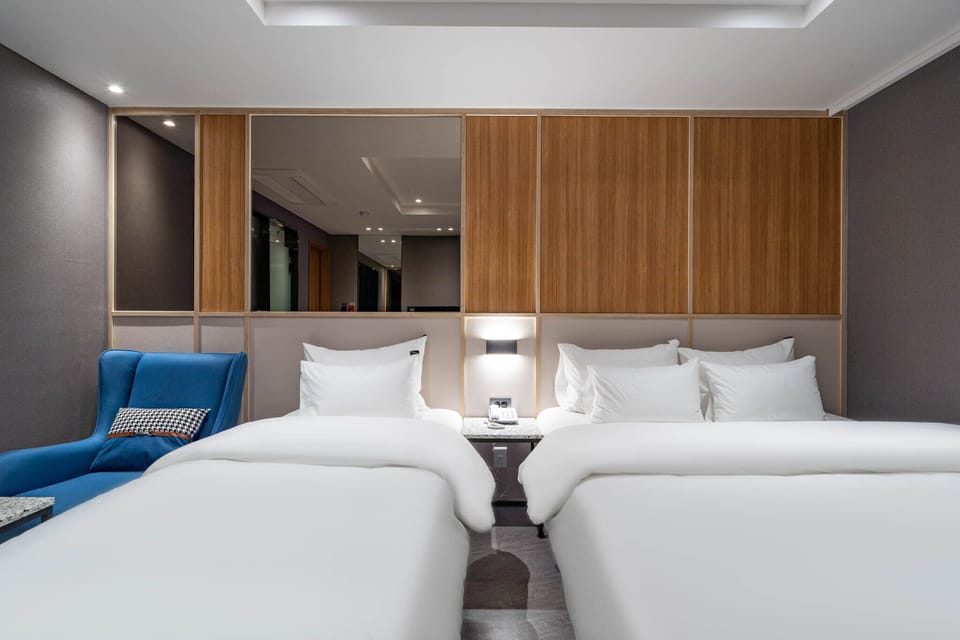Deluxe Twin Room | Individually decorated, individually furnished, free WiFi, bed sheets
