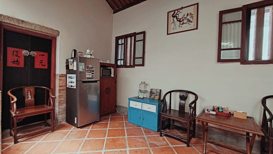 Full-size fridge, microwave, oven, cookware/dishes/utensils