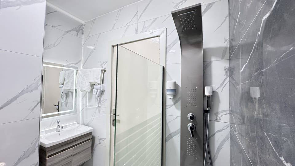 Basic Suite | Bathroom | Combined shower/tub, deep soaking tub, rainfall showerhead