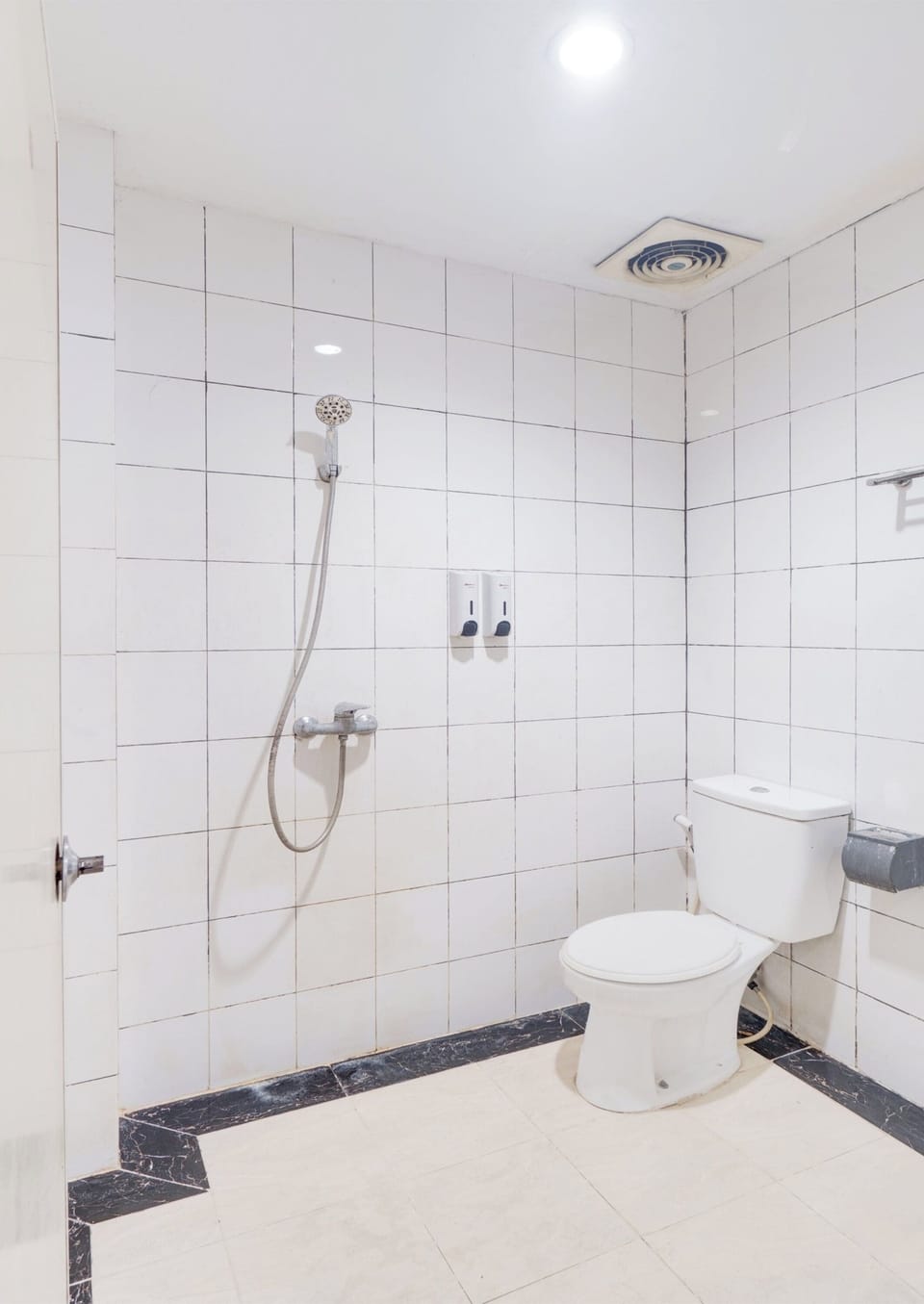 Deluxe Twin Room | Bathroom | Shower, rainfall showerhead, towels, soap