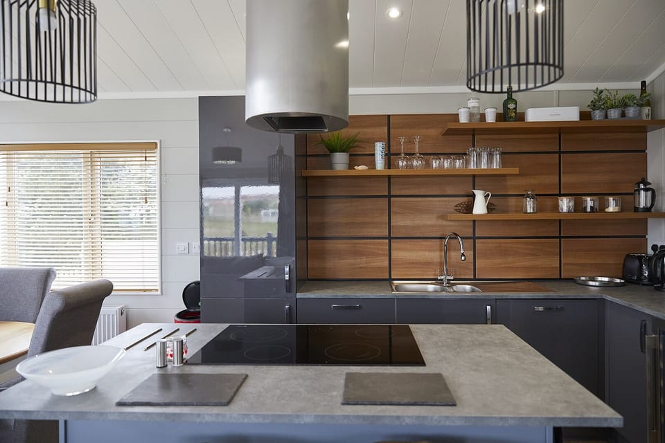 Kitchen island with hob extractor fan and breakfast bar (seats 2)