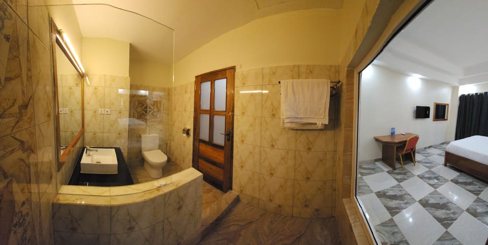 Deluxe Double Room | Bathroom | Shower, free toiletries, slippers, towels
