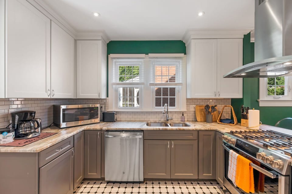 House | Private kitchen | Coffee/tea maker, fridge, microwave, oven