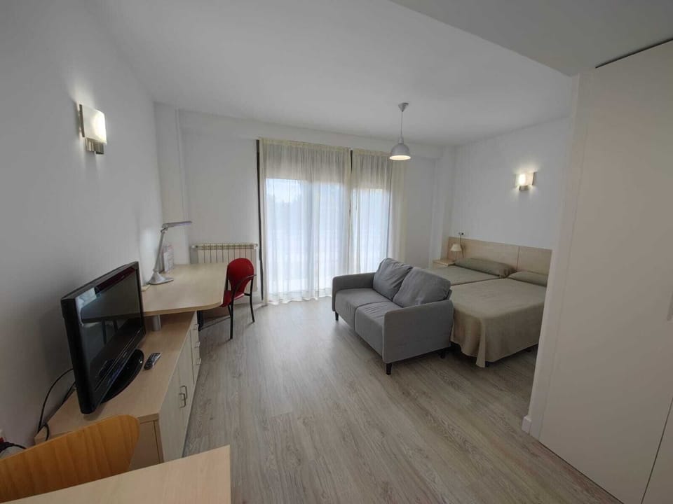 Residencia Universitaria Resa Giner de los Ríos - Hostel Hostel in Alcala de Henares