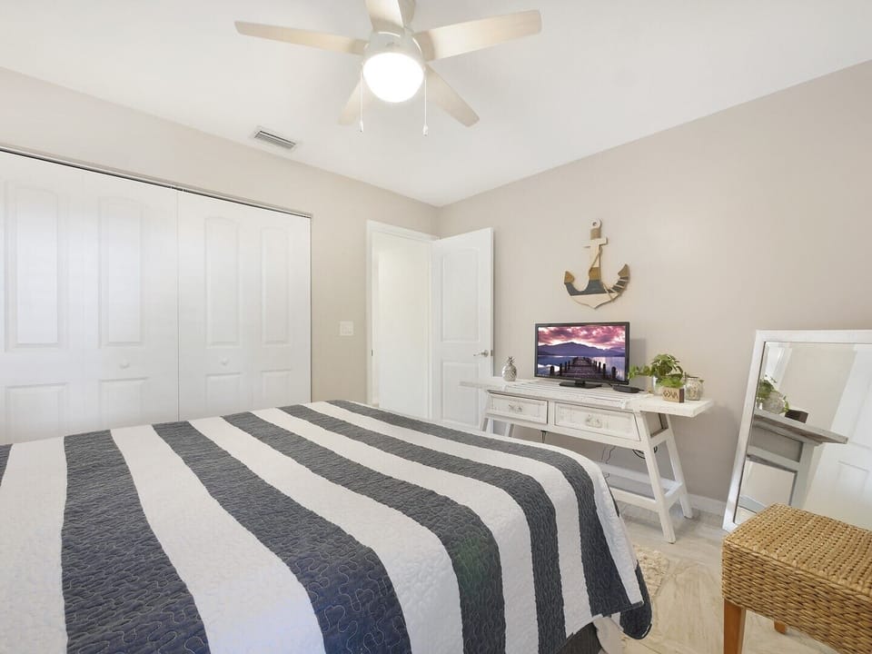 Bedroom 3- Queen Bed
