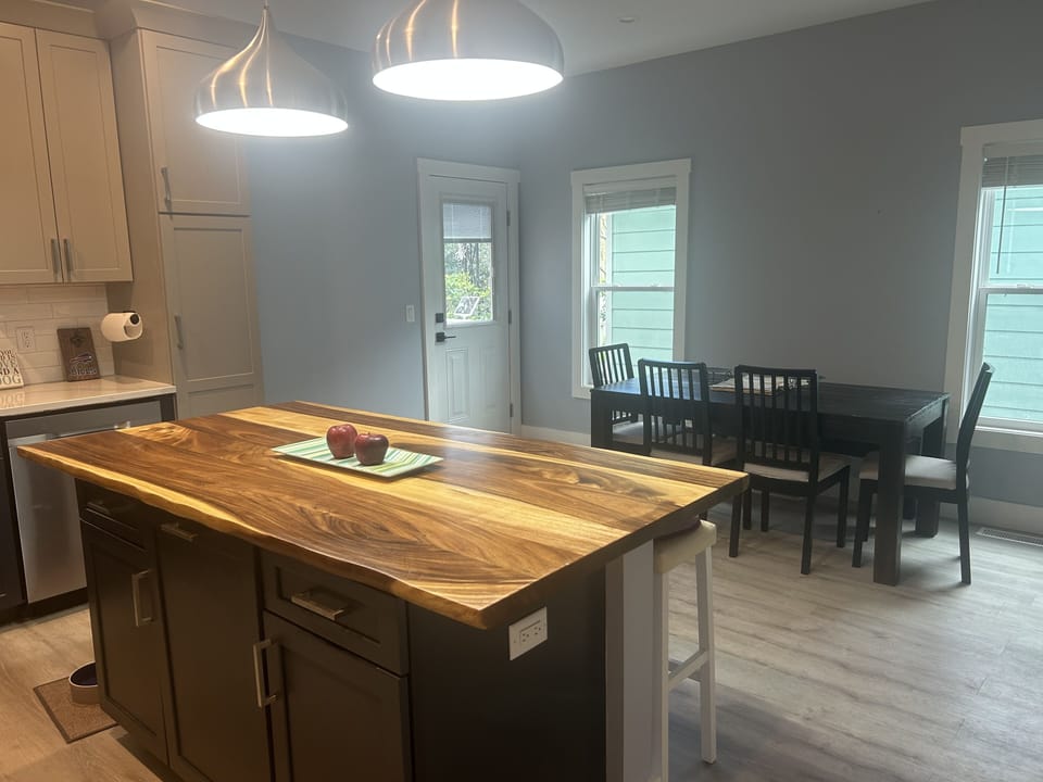 Dining room with table, 4 chairs and a bench for seating