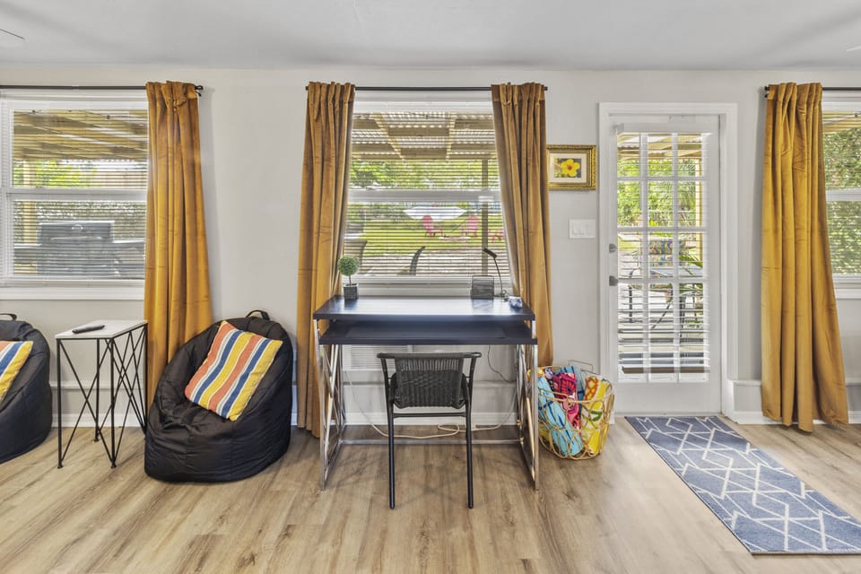 Bonus space with sitting area, desk, and kids' area