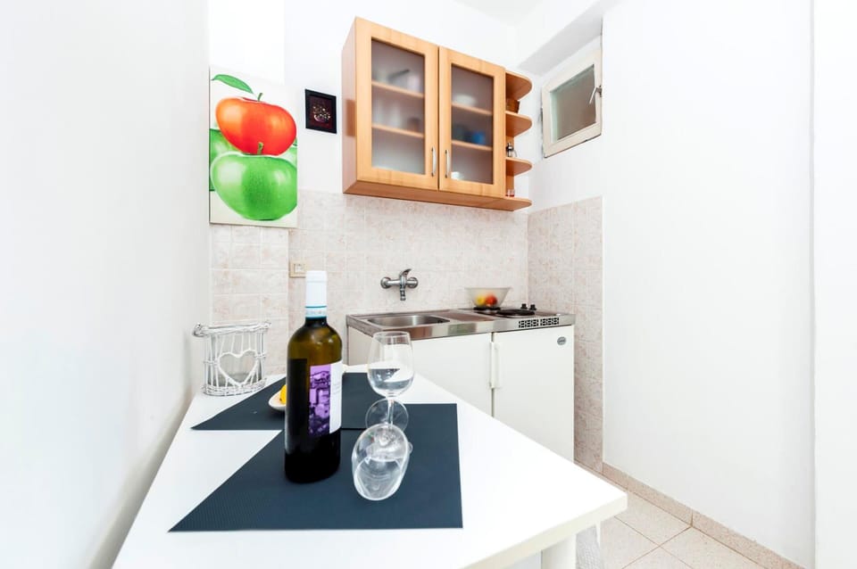 Studio | Private kitchen | Full-size fridge, stovetop, coffee/tea maker, electric kettle
