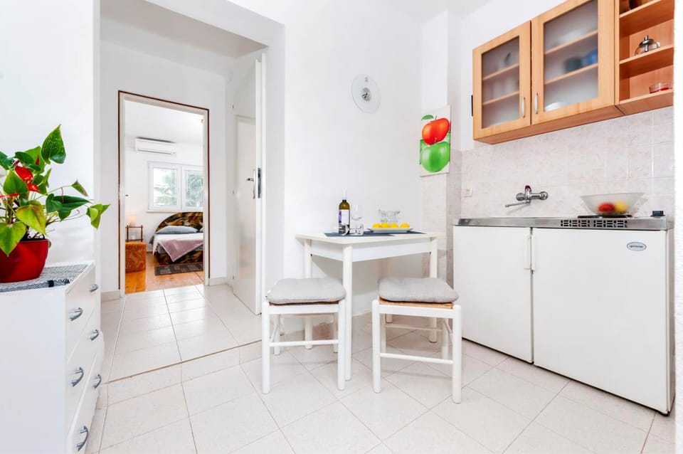 Studio | Private kitchen | Full-size fridge, stovetop, coffee/tea maker, electric kettle