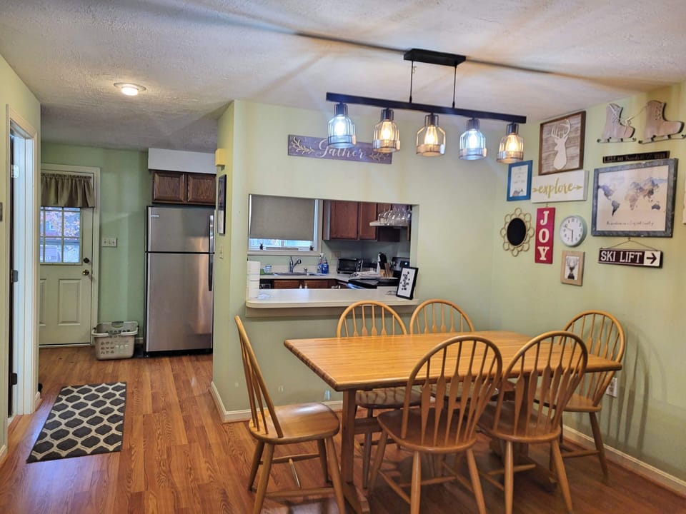 Dining area towards kitchen