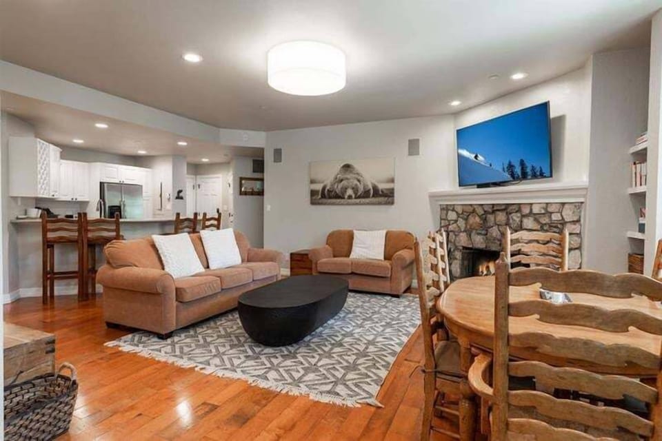 Condo, 2 Bedrooms | Living area