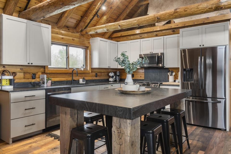 Fully Equipped Kitchen & Island (Seats 8)