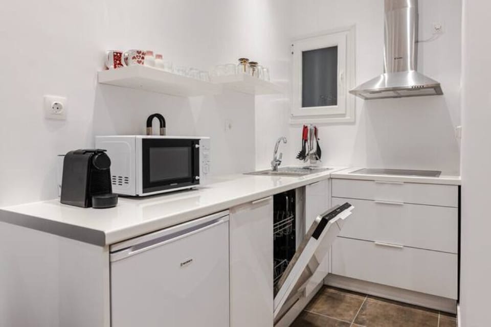 City Apartment | Private kitchen | Cookware/dishes/utensils, cleaning supplies