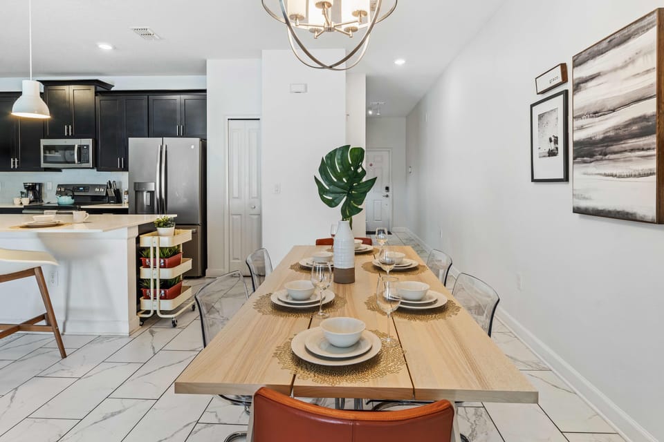 Marvelous dinning area of the apartment in Davenport - Beautiful window facing dinning area of the apartment - Elite 6 persons dinning - Stunningly located large windows with mesmerizing views - Majestic decored space with beautiful paintings