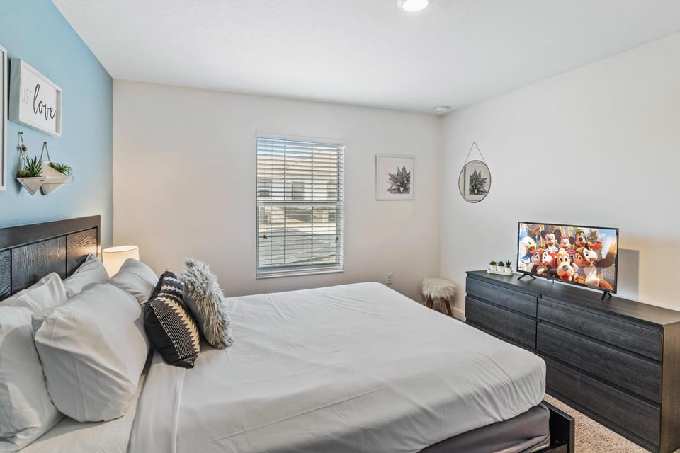 Glorious bedroom of the apartment in Davenport - Comfy Double bed - Elegantly designed room - Beautiful painted walls with decoration - Majestic table lamps - Neat and clean linen - Large windows with beautiful views - TV and Netflix available