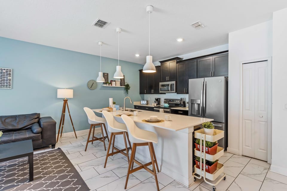 Fully equipped kitchen of the apartment in Davenport - Availability of all kitchen accessories - Large amount of storage - Sufficient space to work according to your ease - Excellent bright space of apartment - Availability of high chairs