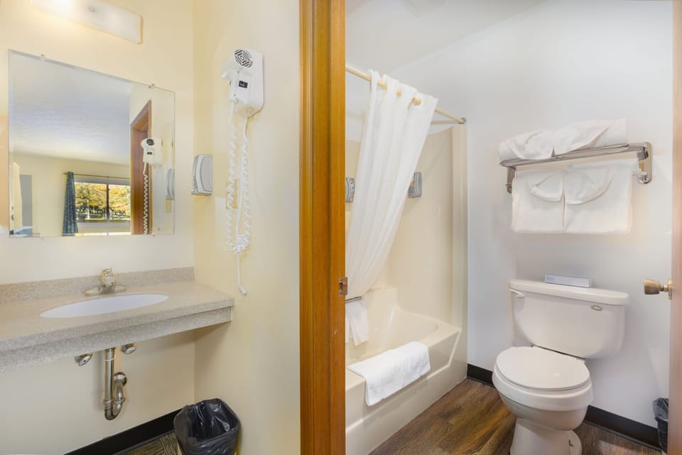 Comfort Double Room, 2 Queen Beds, Golf View | Bathroom | Combined shower/tub, free toiletries, hair dryer, towels