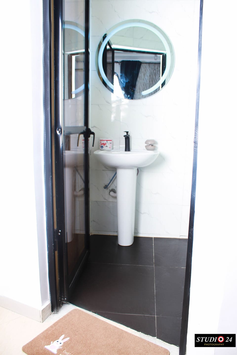 Standard Double Room | Bathroom | Shower, rainfall showerhead, free toiletries, towels