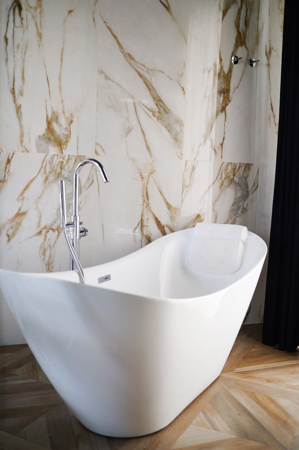 Royal Room | Bathroom | Free toiletries, hair dryer, bathrobes