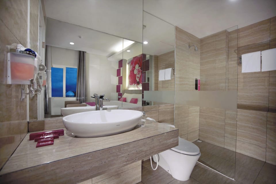 Shower, rainfall showerhead, free toiletries, slippers