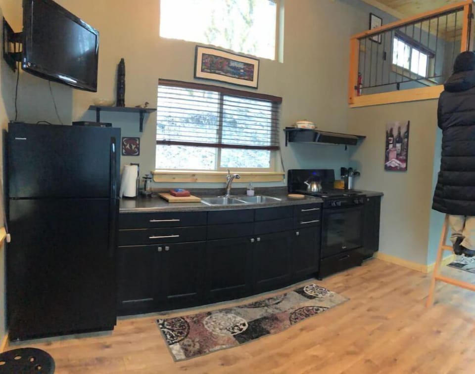 Full kitchen.