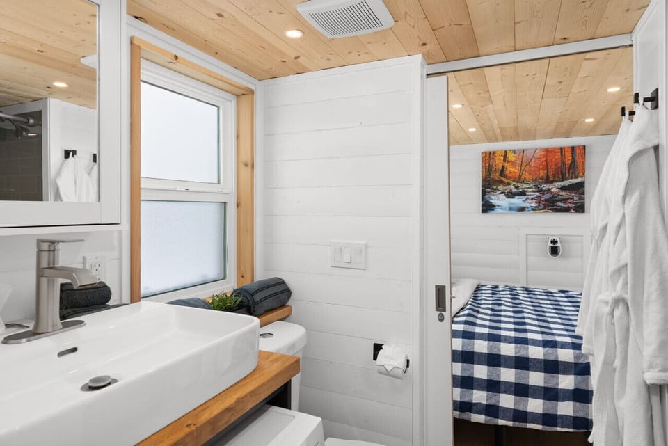 Adjoining bathroom to bedroom