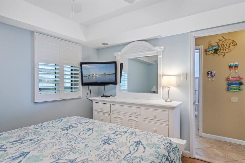 Offering a Cozy Queen Bed & Flat Screen Cable TV.