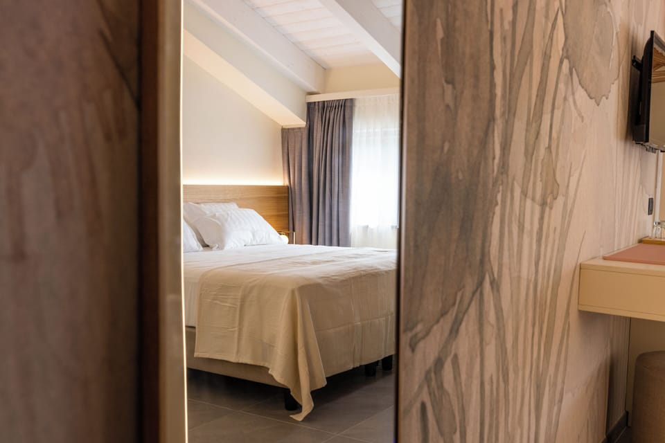 Room | Premium bedding, down comforters, in-room safe, desk