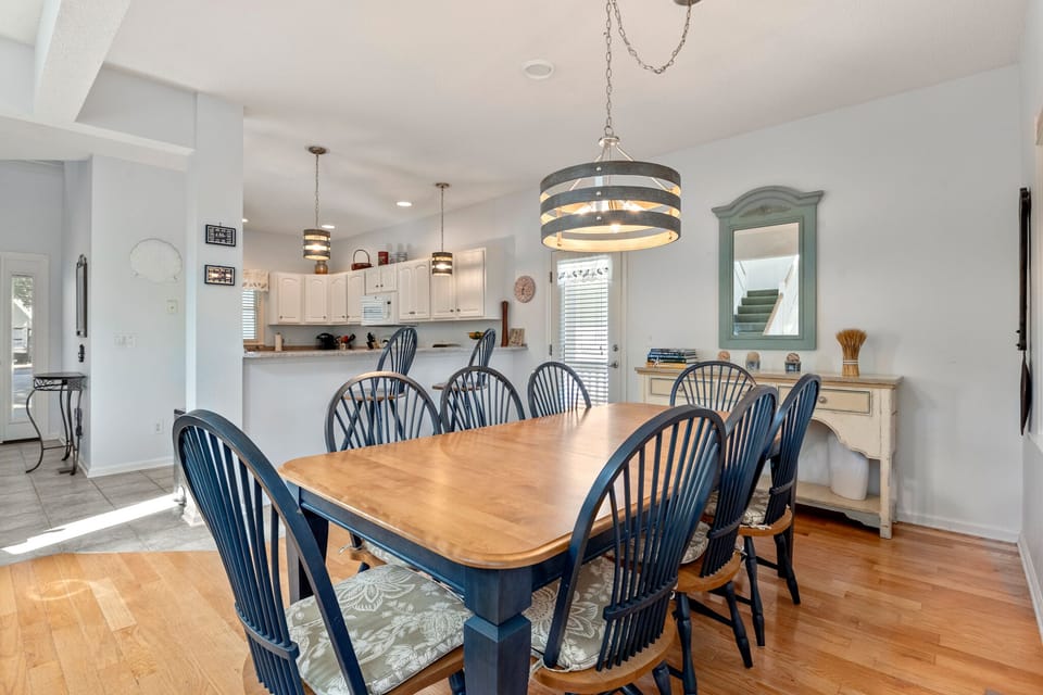 MB41: Ocean Eyes | Bottom Level Dining Area