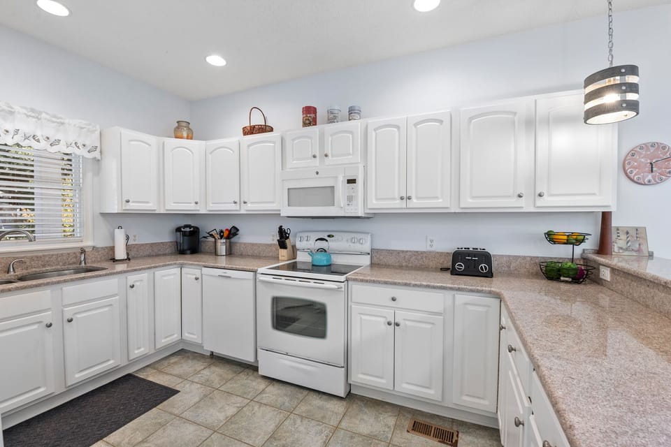 MB41: Ocean Eyes | Bottom Level Kitchen