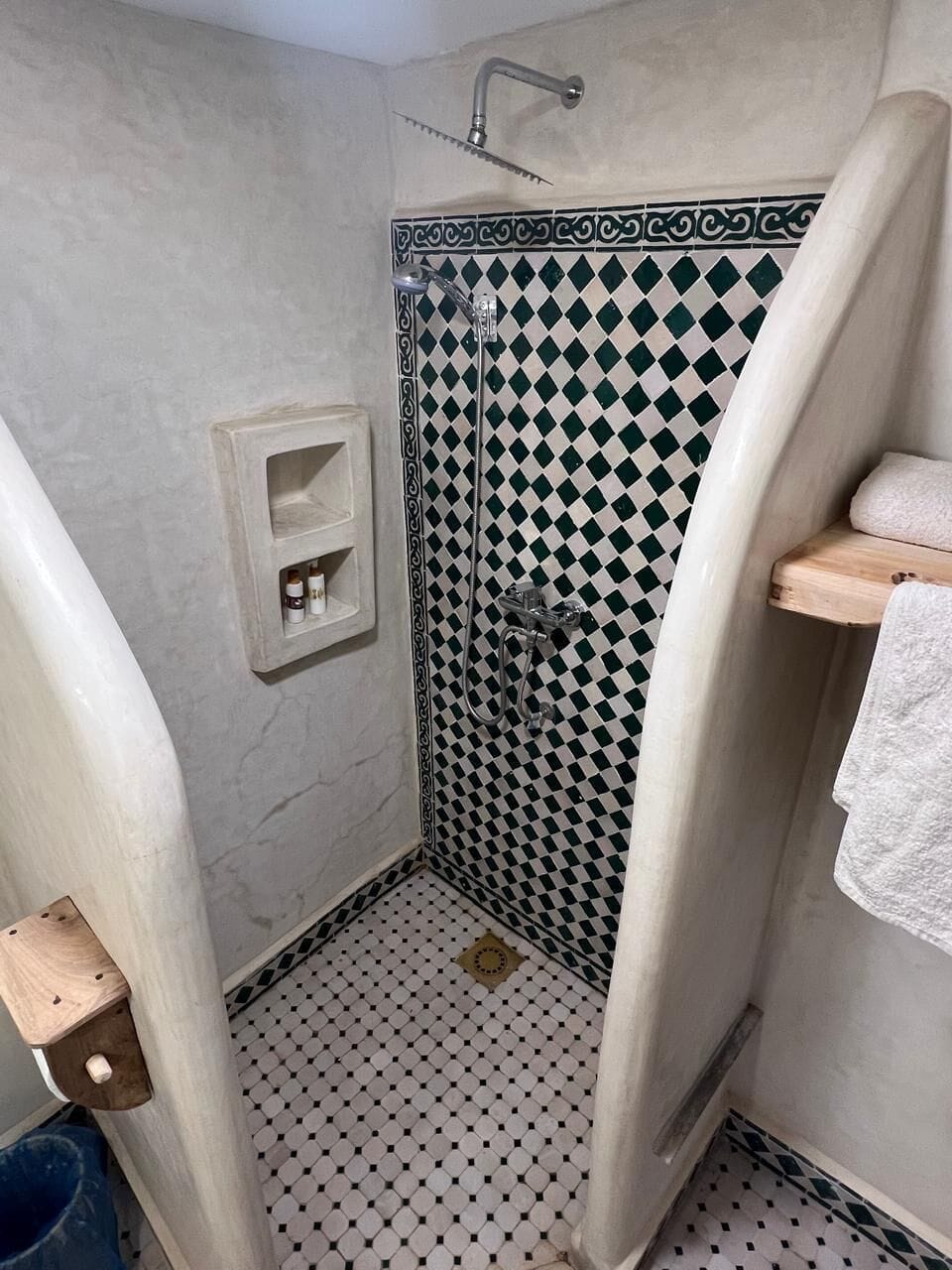 Shower, hair dryer, bathrobes, slippers