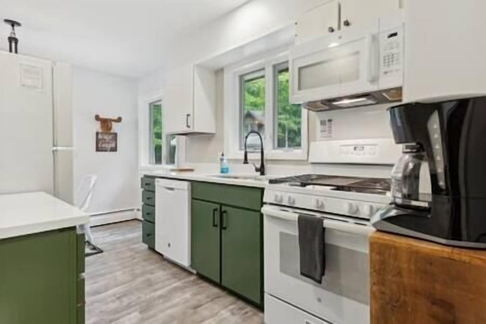 Fully equipped kitchen with all pots/pans, 3 different coffee makers, utensils, soaps/sponges.