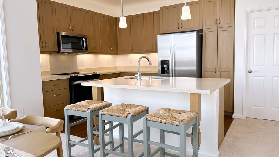 Quartz countertops, ice machine and filtered water with a fully stocked kitchen